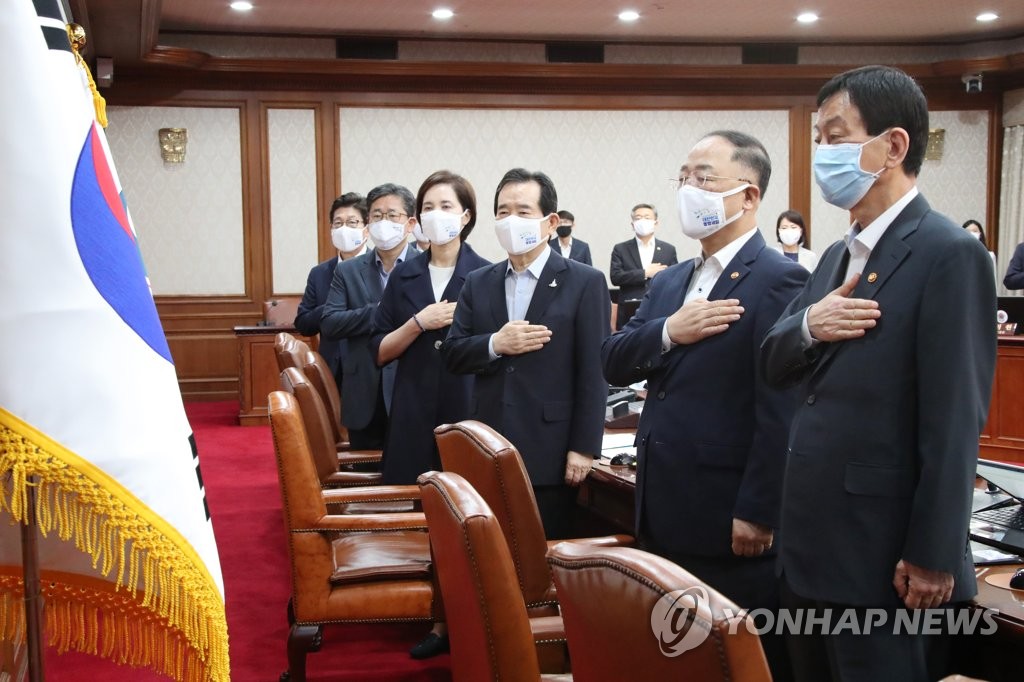 임시국무회의에서 국기에 경례하는 정세균 총리