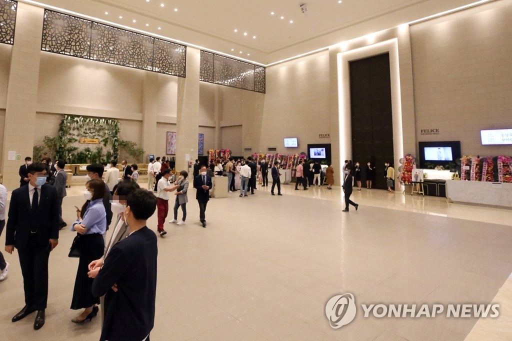 한산한 웨딩홀 로비