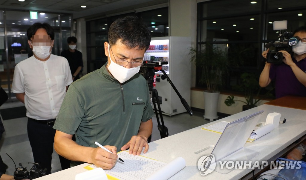 모친 빈소 도착한 안희정 전 지사