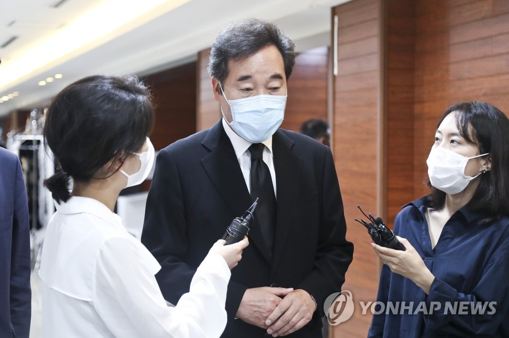 질문 받는 이낙연