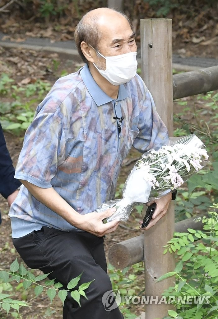 헌화하는 화성 실종 초등생 유가족