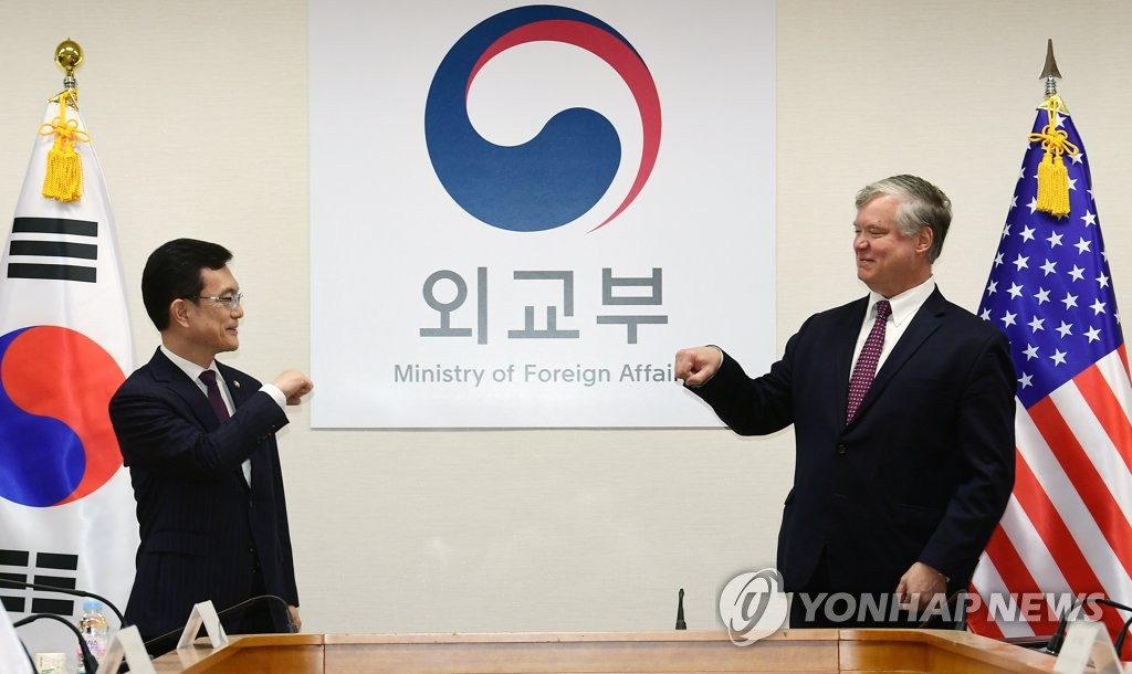 조세영-비건 '사회적 거리 두고 인사'