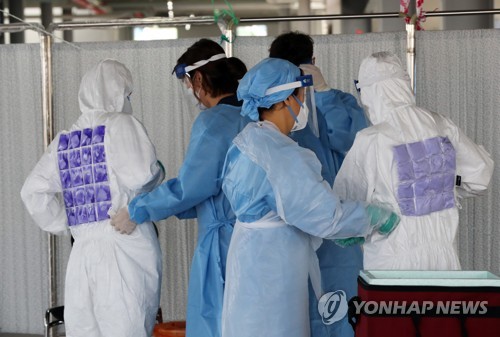 냉 조끼 착용하고 선별진료소 근무