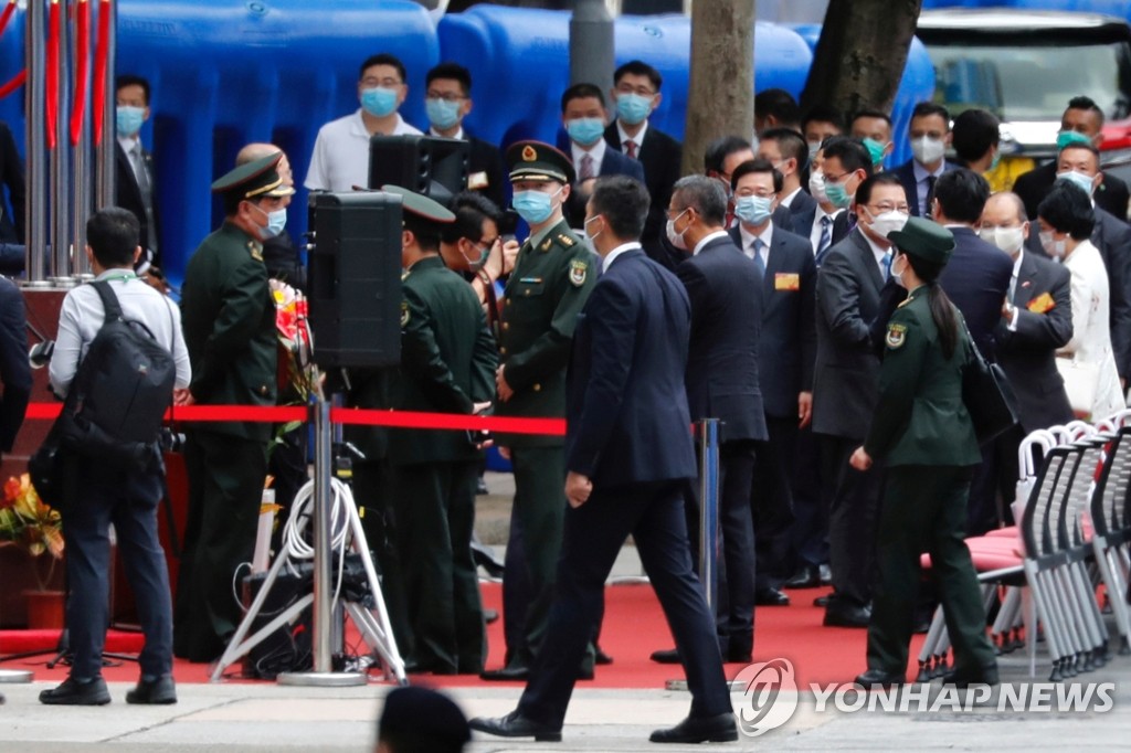 홍콩보안법 전담부서 현판식의 인민해방군 장교들
