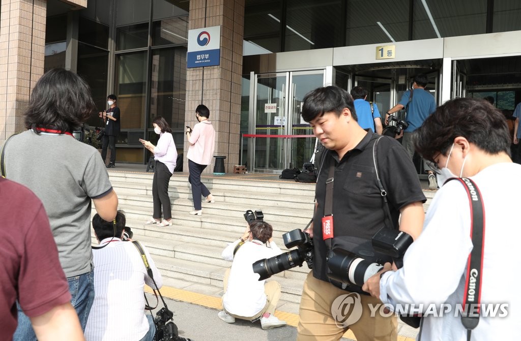 추미애 장관 기다리는 취재진