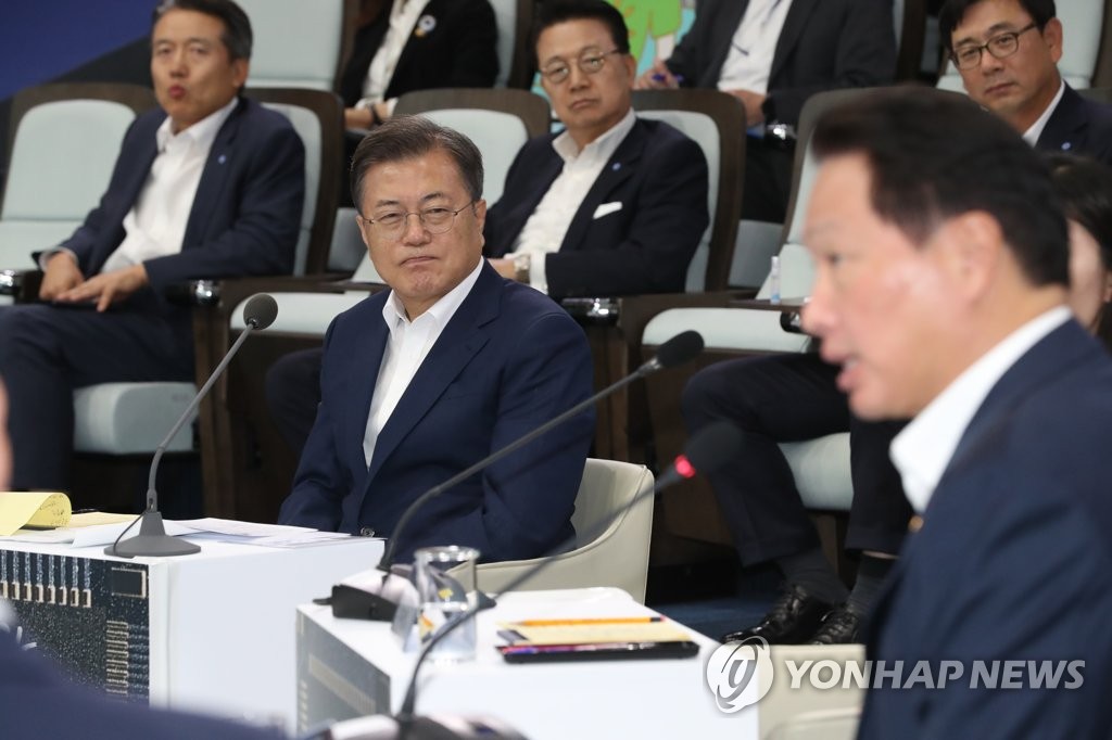 최태원 SK그룹 회장 발언 듣는 문 대통령