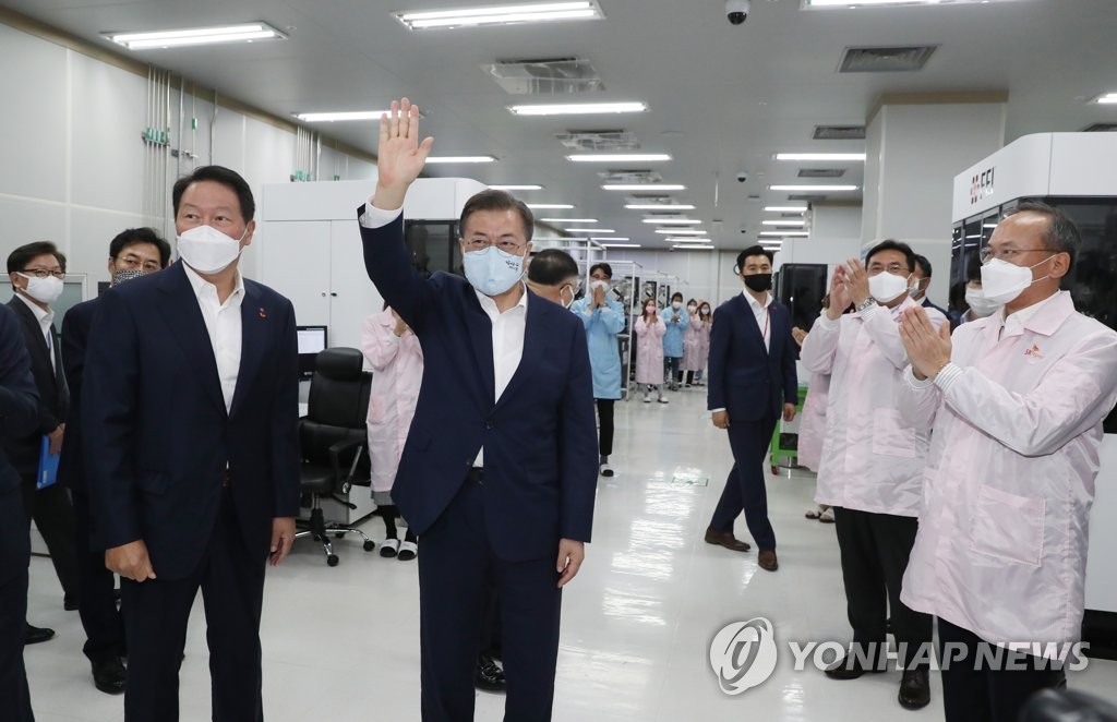 포토레지스트 협력 공정 시찰하는 문 대통령
