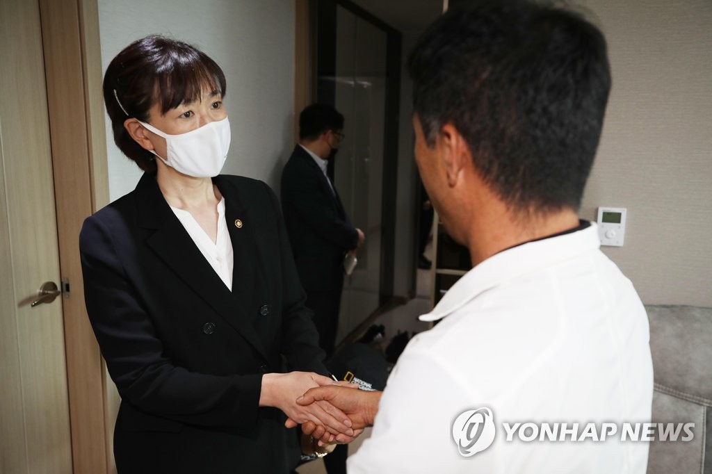 최윤희 차관, 고 최숙현 선수 유족 면담