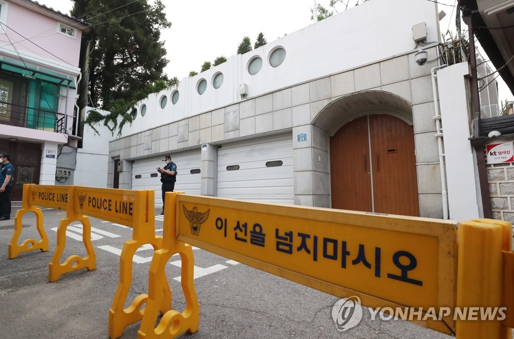 A police barricade is set up around the Seoul mayor's official residence in the central Seoul ward of Jongno on July 9, 2020. (Yonhap) 