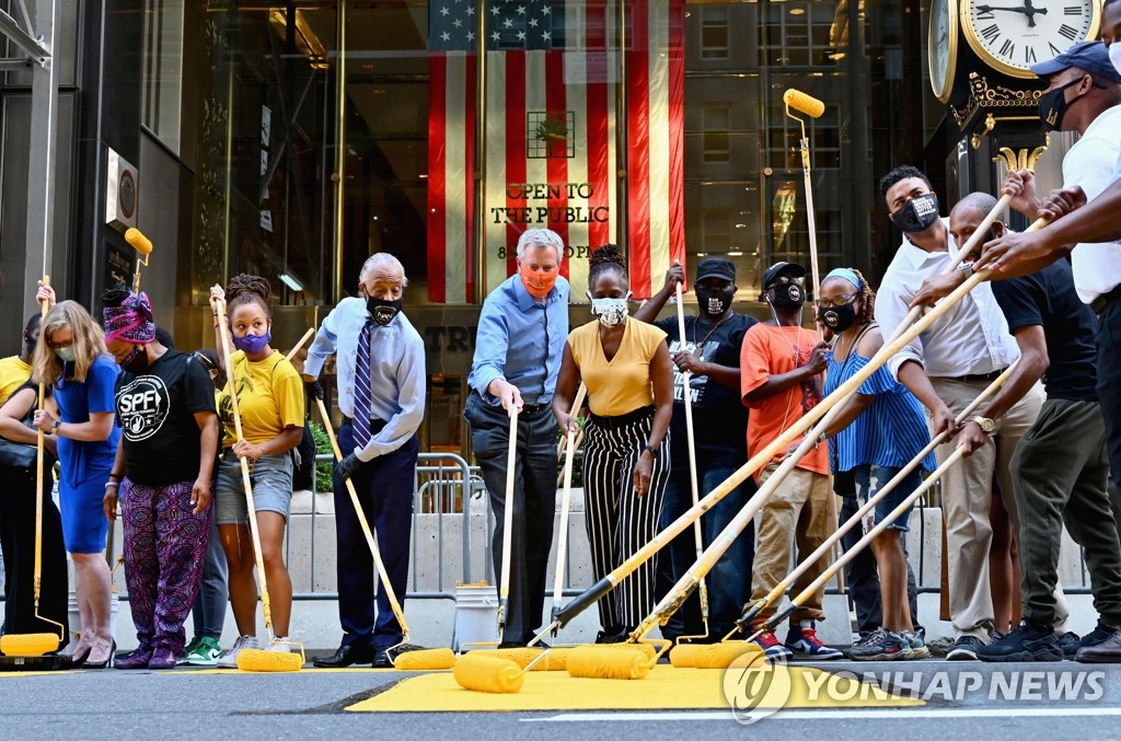 트럼프타워 앞에 '흑인 목숨 소중' 페인트칠하는 뉴욕 시장