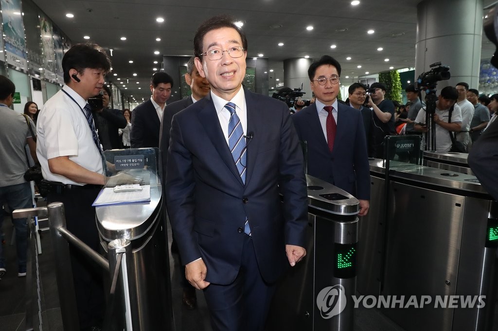 박원순, 3선 성공 뒤 첫 출근 모습
