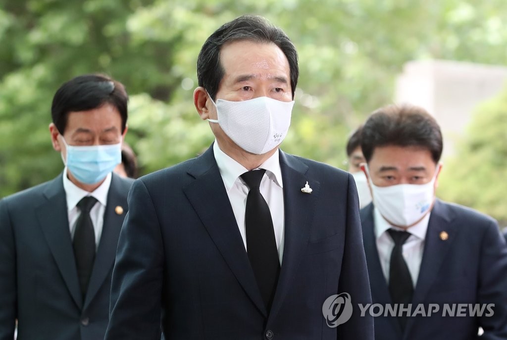 Prime Minister Chung Sye-kyun (C) visits Seoul National University Hospital in the capital city on July 10, 2020, to pay tribute to Seoul Mayor Park Won-soon, who was found dead in an apparent suicide earlier in the day. (Yonhap)