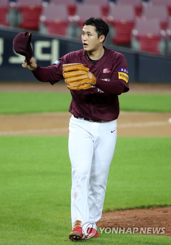 In this file photo from July 10, 2020, Choi Won-tae of the Kiwoom Heroes takes off his cap to apologize to Na Ji-wan of the Kia Tigers after hitting Na with a pitch during their Korea Baseball Organization regular season game at Gwangju-Kia Champions Field in Gwangju, 330 kilometers south of Seoul. (Yonhap)
