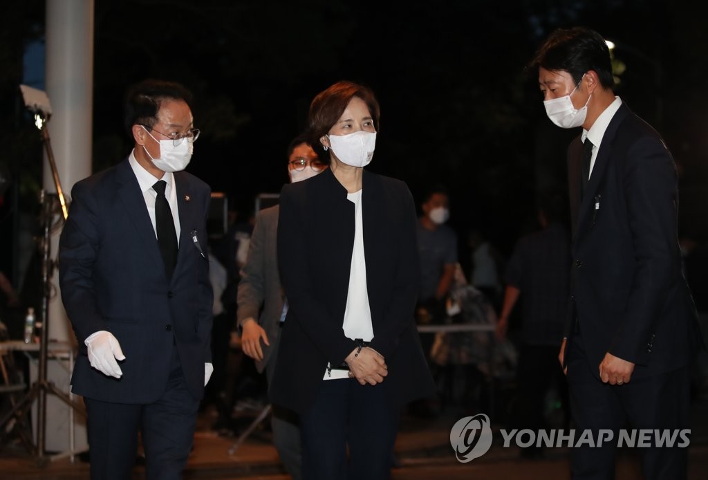 유은혜, 고 박원순 서울시장 빈소 조문