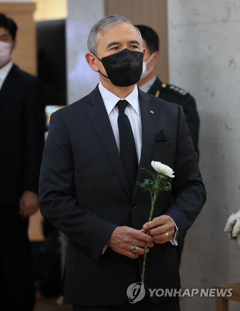 El embajador de EE. UU. ante Seúl visita la sala funeraria por el héroe de la Guerra de Corea Paik El embajador de EE. UU. ante Seúl visita la sala funeraria por el héroe de la Guerra de Corea Paik