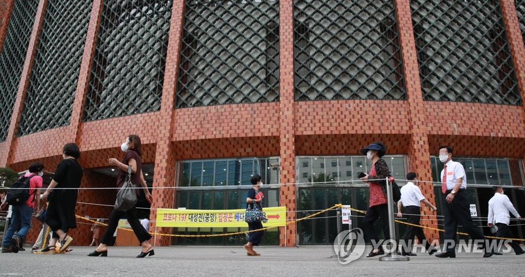 Churchgoers keep distance amid pandemic Churchgoers keep distance amid pandemic