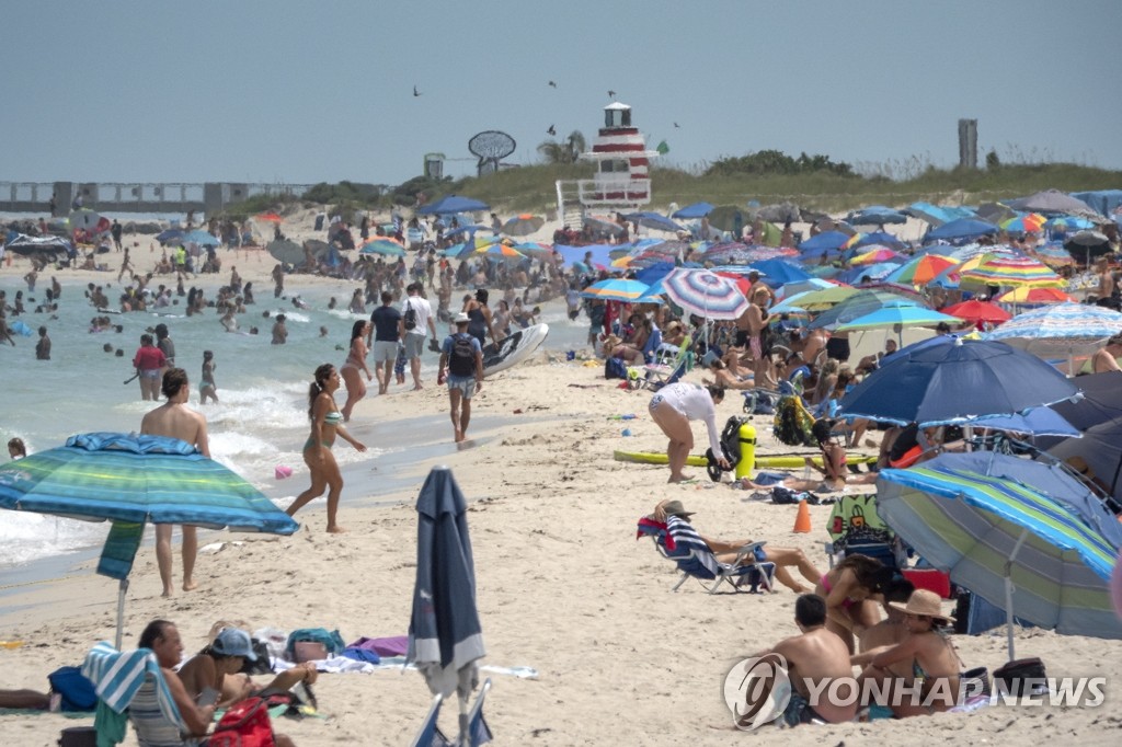코로나19 확진자 폭증에도 붐비는 플로리다주 마이애미 해변
