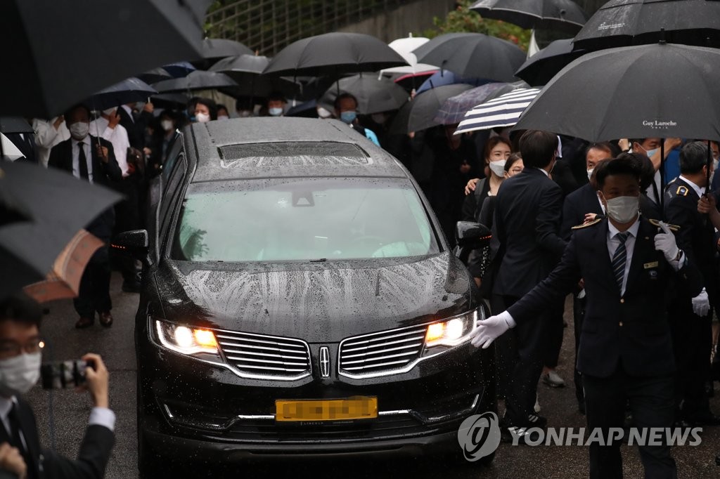 장례식장 떠나는 운구차