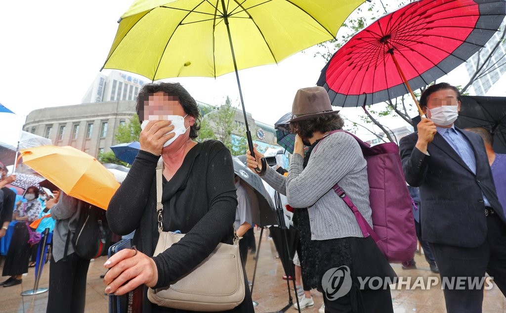 오열하는 시민들