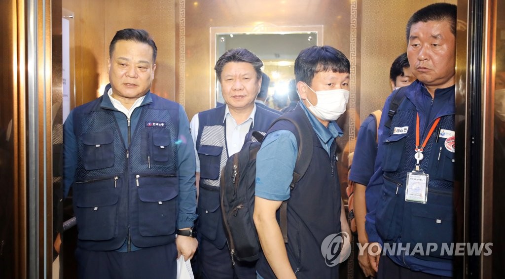 한국노총 근로자 위원들 "퇴장으로 마무리합니다"