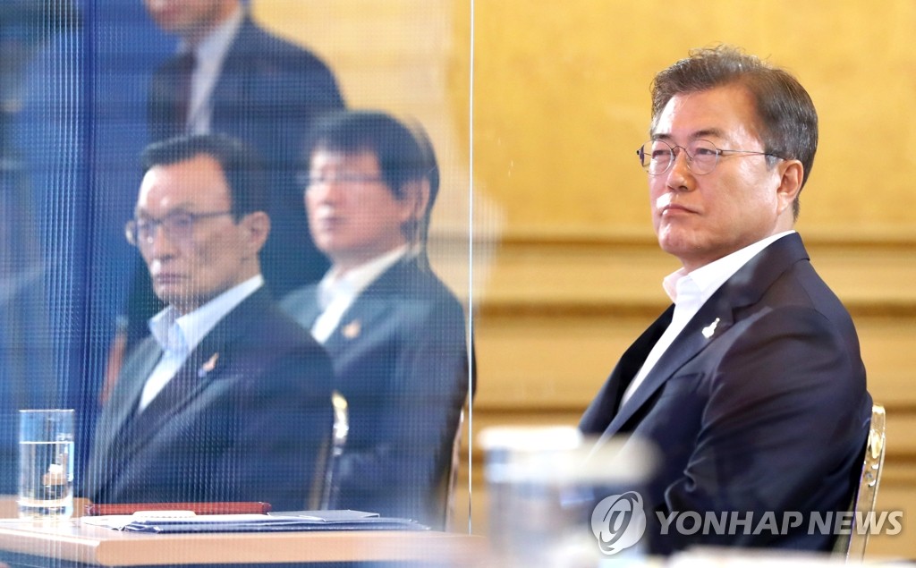 홍남기 부총리 발표 듣는 문 대통령