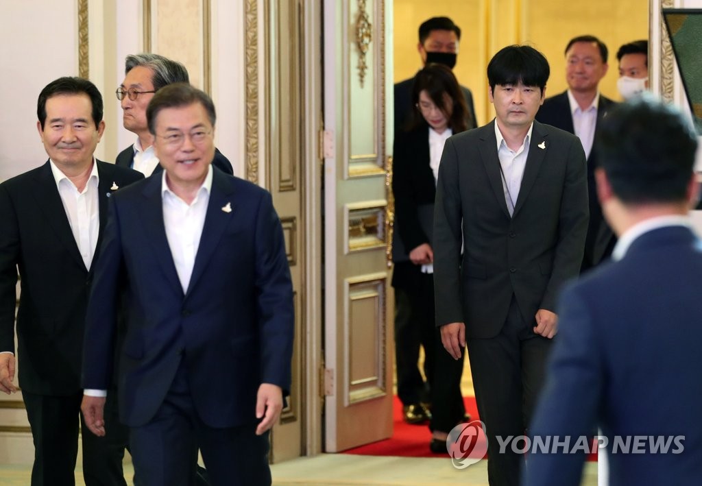 한국판 뉴딜 보고대회 참석한 탁현민 비서관