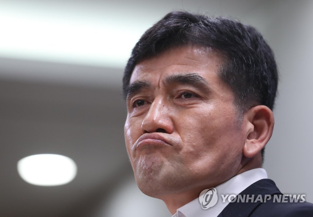 굳은 표정의 황인식 서울시 대변인