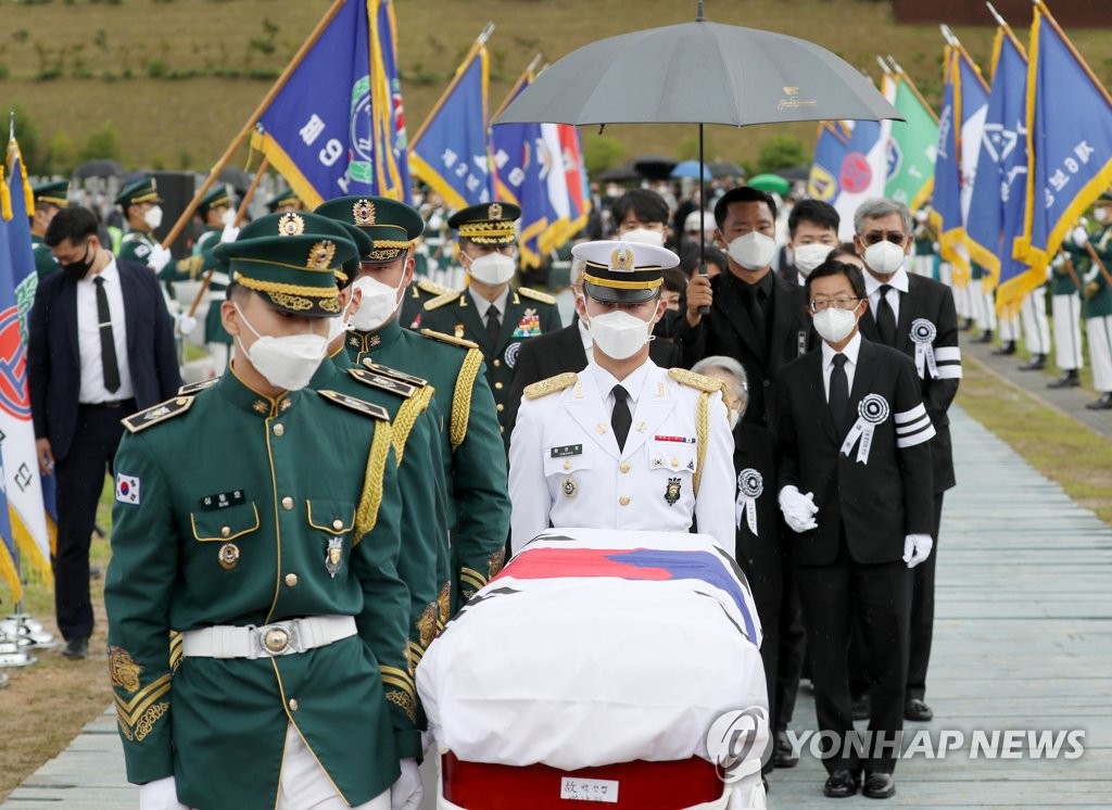 La fotografía, tomada el 15 de julio de 2020, muestra a unos guardias de honor llevando el ataúd del héroe de la Guerra de Corea Paik Sun-yup, para su enterramiento, en el Cementerio Nacional de Daejeon, en el centro de Corea del Sur.