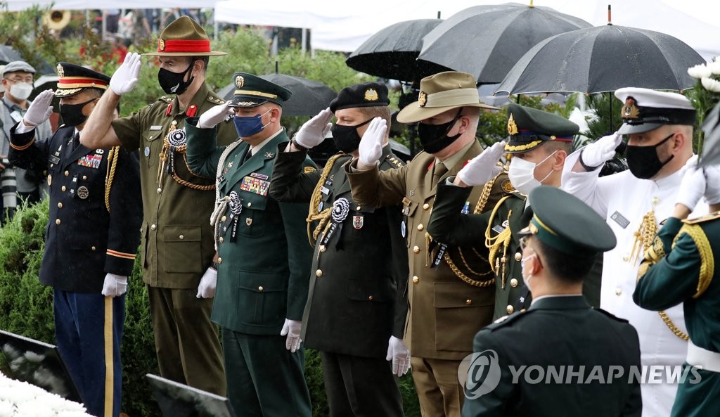 고 백선엽 장군에게 경례하는 각국 군 관계자