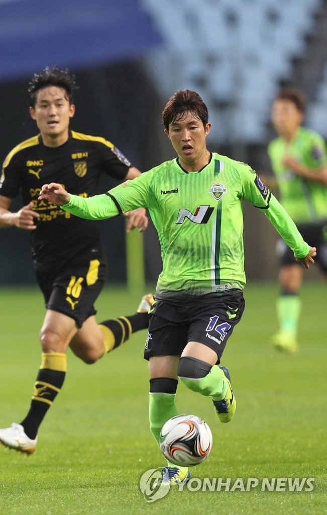Jeonbuk midfielder dribbles Jeonbuk midfielder dribbles