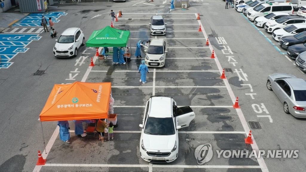 드라이브스루 줄 선 차량들