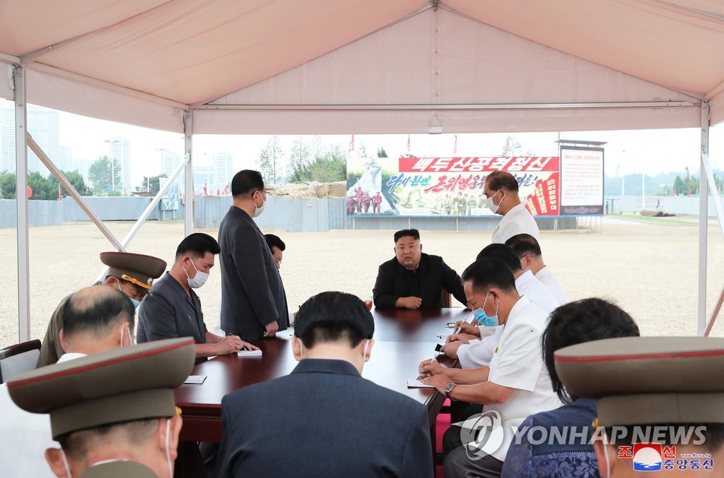 الزعيم الكوري الشمالي يتفقد موقع البناء لمستشفى بيونغ يانغ - 3