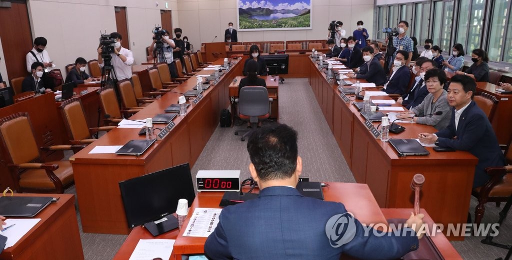 외통위, 통합당 퇴장 가운데 이인영 인사청문보고서 채택