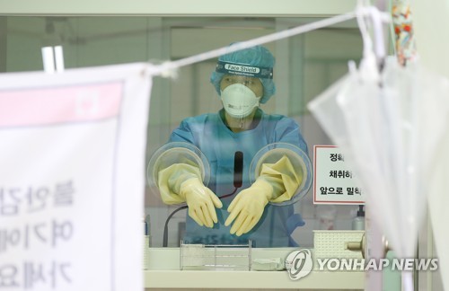 검체 검사 대기하는 의료진