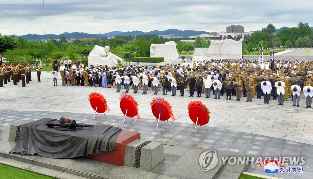 참전 열사묘에 헌화하는 전국노병대회 참가자들