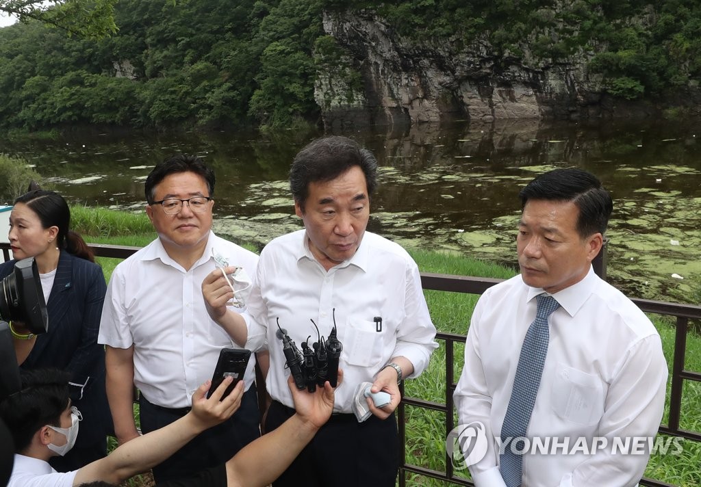 이낙연, 물에 잠긴 반구대암각화 방문