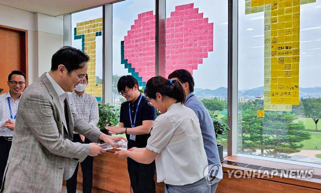 이재용 부회장, 간담회 전 직원들과 손 소독