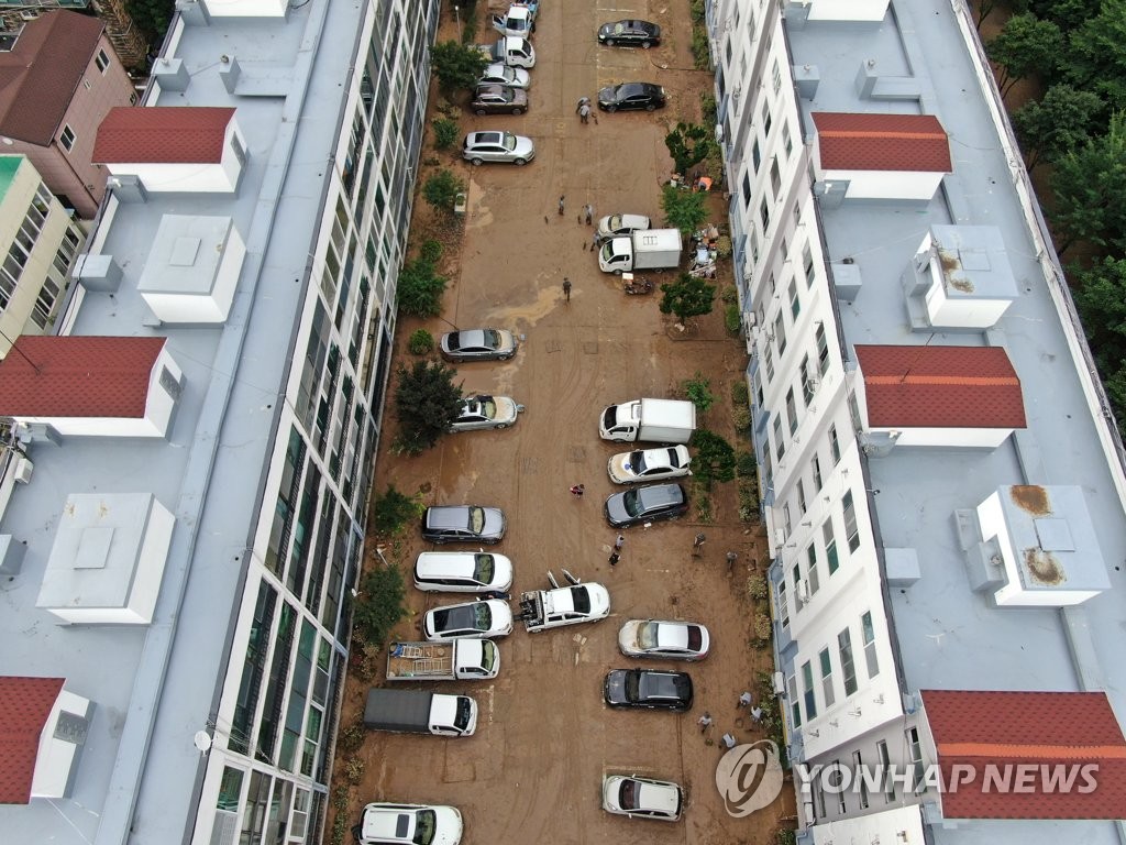 مجمع سكني تغمره المياه مجمع سكني تغمره المياه