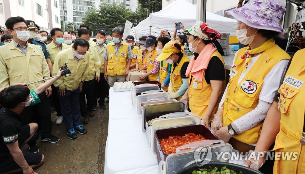 정세균 총리 "수고 많으십니다. 감사합니다"