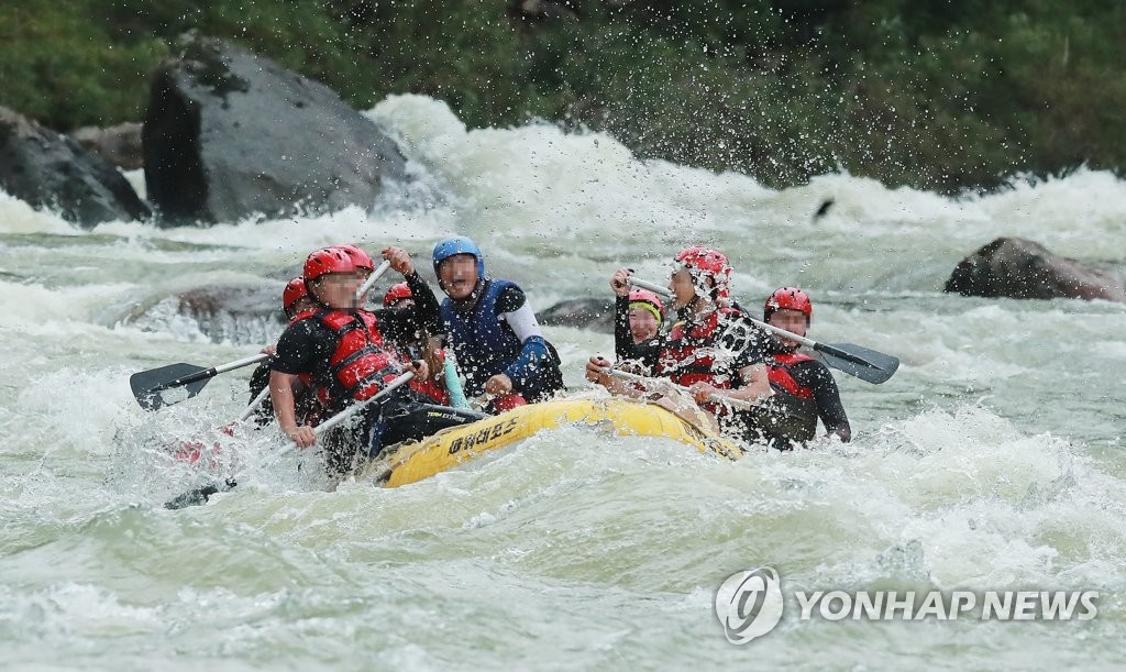 폭염 속 래프팅 즐기는 피서객