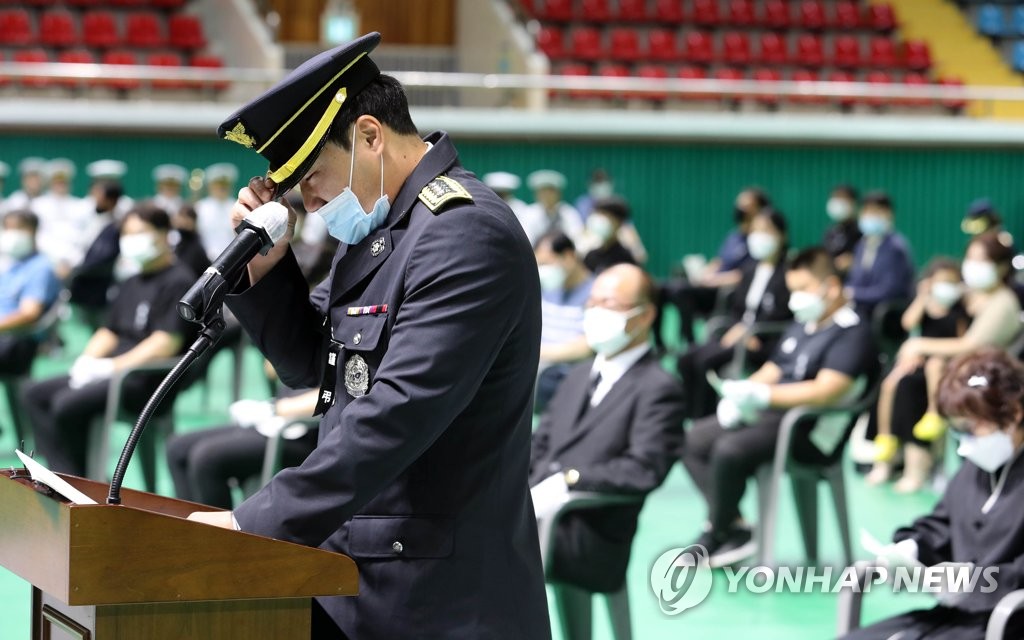고별사하는 동료
