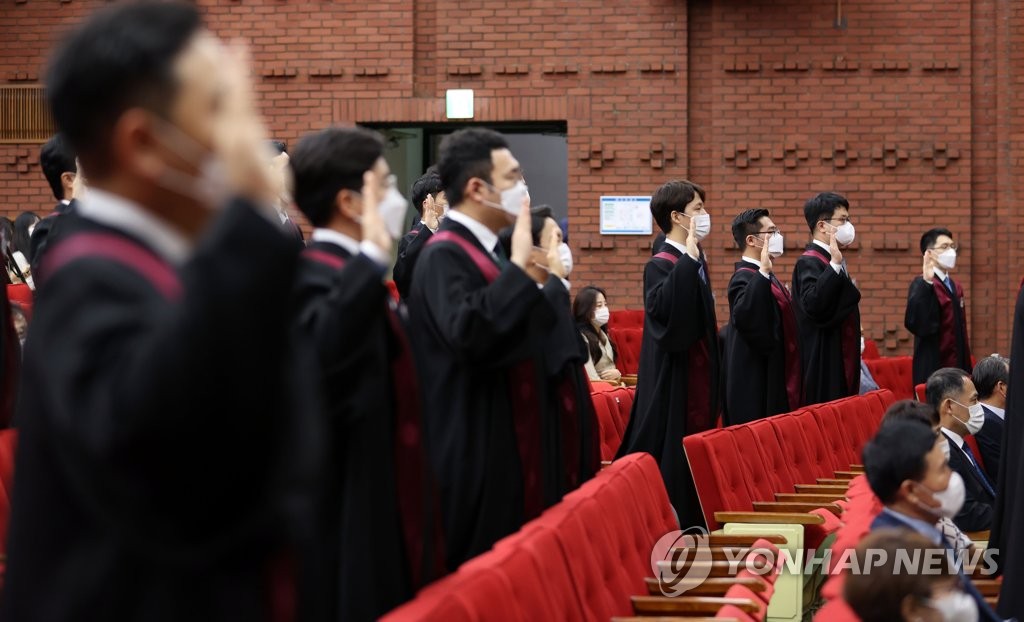 선서 예행 연습하는 신임 검사들
