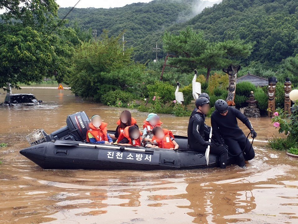 폭우로 고립된 서당 학생들 구조