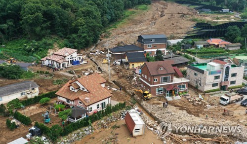 산사태 복구작업 중인 마을