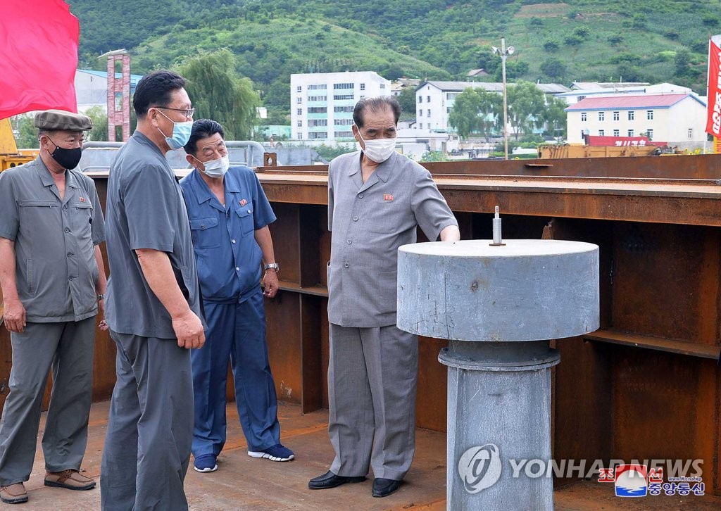 N.K. official inspects dockyard N.K. official inspects dockyard
