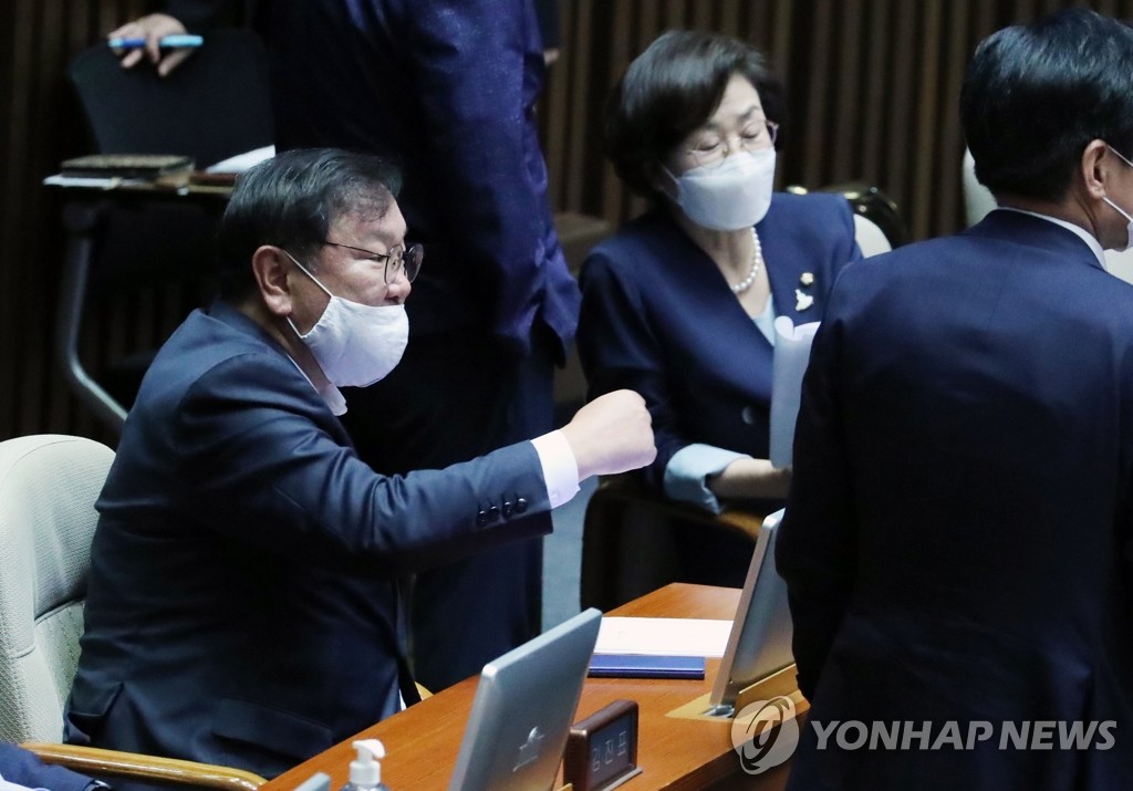 부동산세법 통과에 주먹쥔 민주당 김태년 원내대표