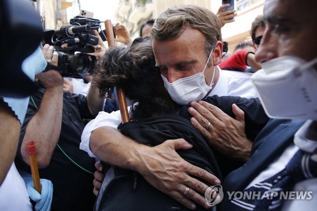레바논 참사 피해주민 위로하는 마크롱 프랑스 대통령