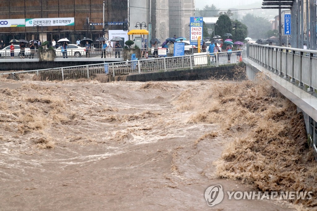 광주천 범람 위기·영산강 홍수 경보…도로에는 차량 '둥둥'