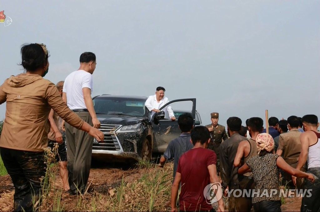 김정은, 이틀간 황북 수해현장 방문…전략식량·물자 풀어