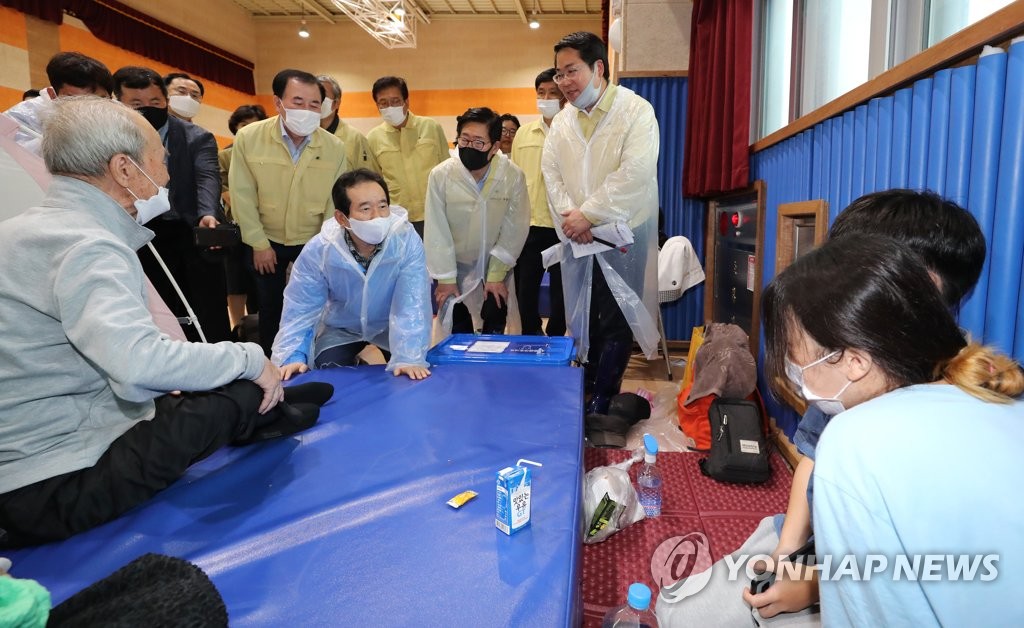 수재민 대피시설 찾은 정세균 총리